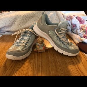 VINTAGE AVON CURVES TENNIS SHOES 6-1/2